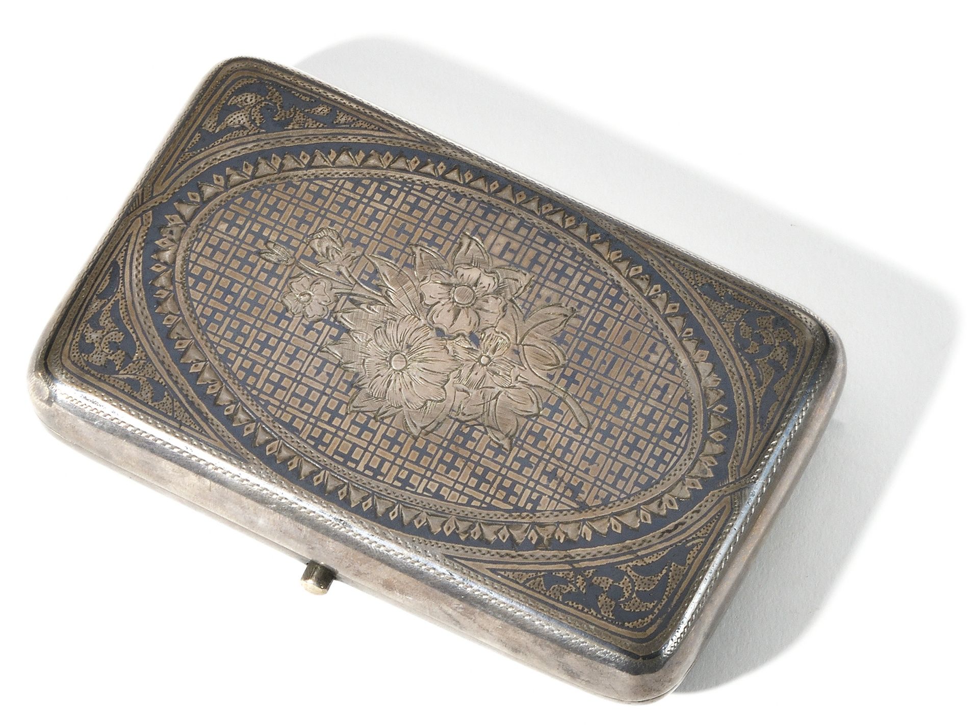 Null Cigarette case

Decorated with a floral motif

Silver, chern

Hallmarks: АС&hellip;