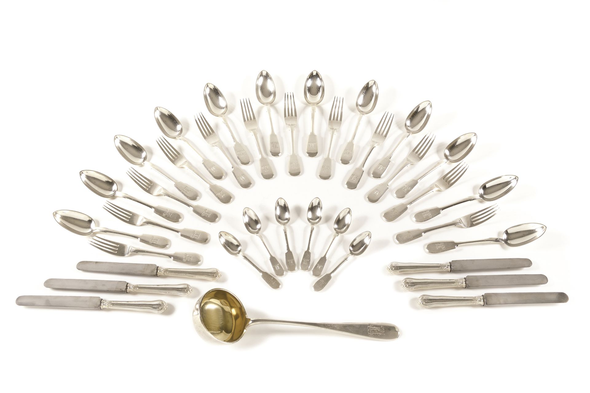 Null 银色MENAGERE

刻有数字 "NA "的装饰。

包括：一个勺子，12个勺子，12个叉子

叉子，6个茶匙，6把刀。

印章：АК，84，圣彼得&hellip;