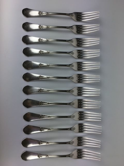 Null 银制十二件大餐具和十二把餐刀，钢制刀刃（刀柄处有事故）。

Minerve的标志

件的重量 : 1 960 g