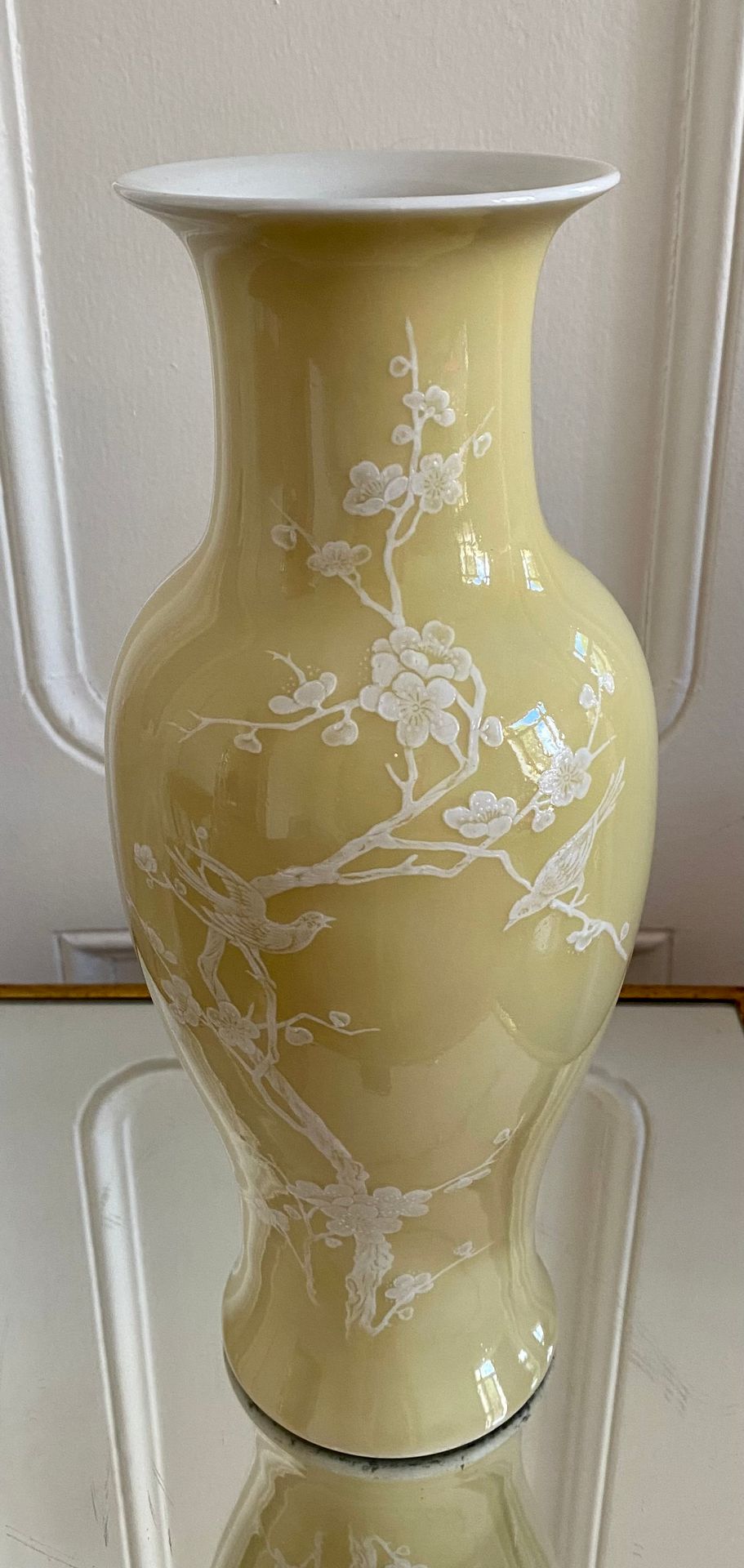 Null 中国

黄色瓷器柱形花瓶，带珐琅彩的鸟类装饰

底座下的标记

20世纪

高：30厘米