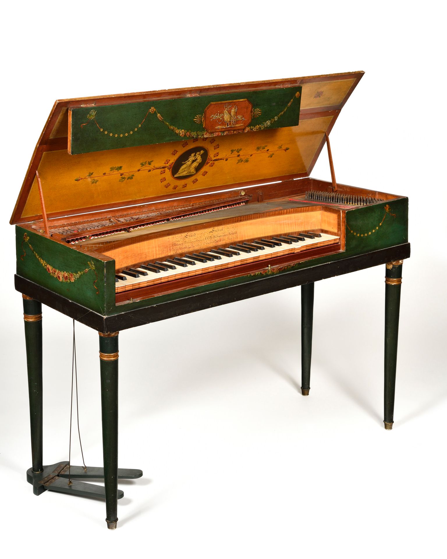 Null 埃拉德

英国绿色背景的彩绘木质钢琴forte，有一个古色古香的多色装饰，一个被两只天鹅以及落花花环环绕的琴，还有两个踏板。

题记："Erard F&hellip;