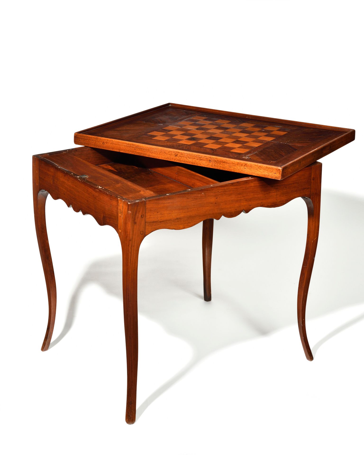 Null TABLE TRIC TRAC en bois naturel teinté, le plateau amovible à décor d'un da&hellip;