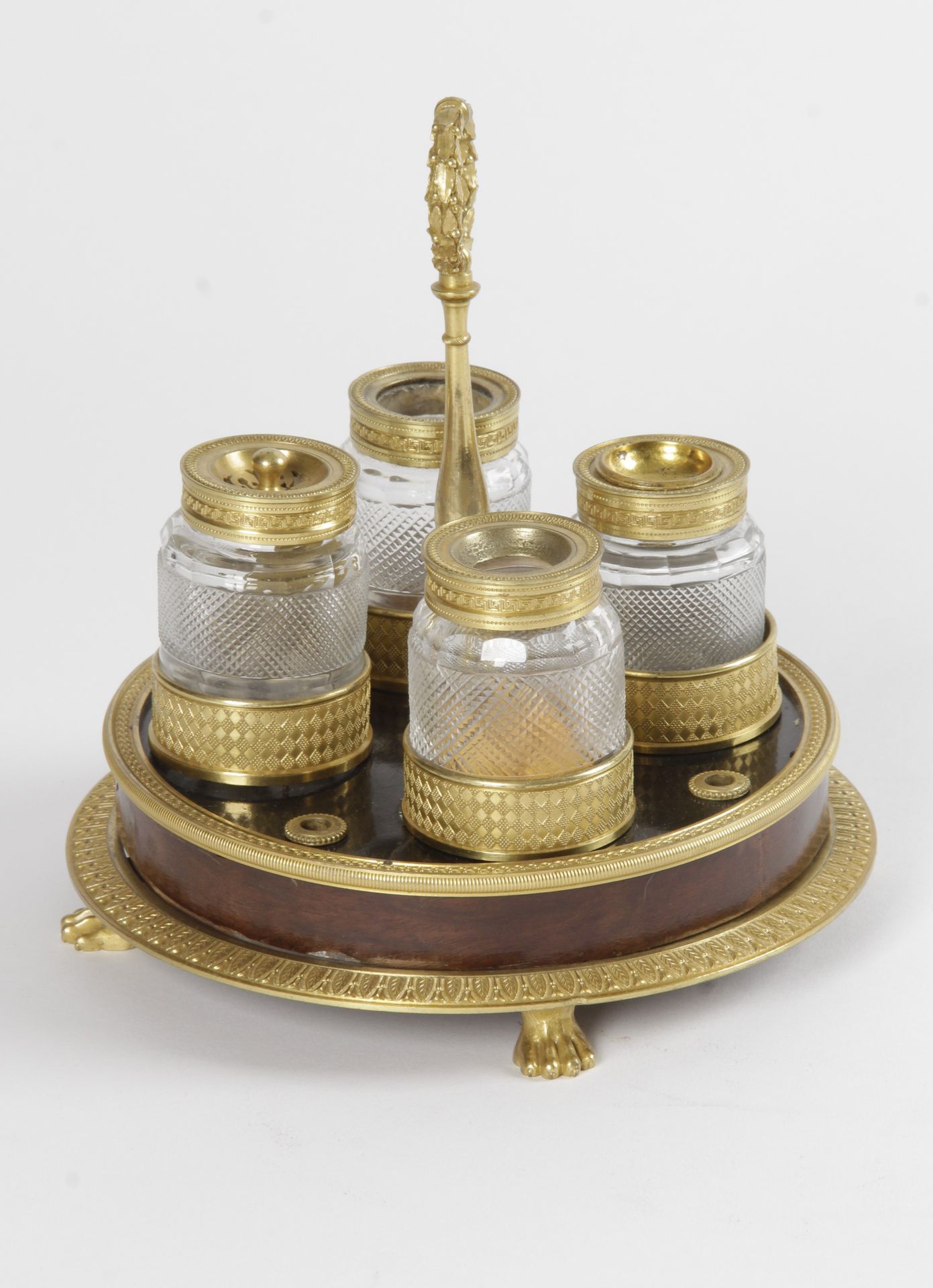 Null Un ENCRIADOR circular de caoba y bronce dorado decorado con palmeta y friso&hellip;