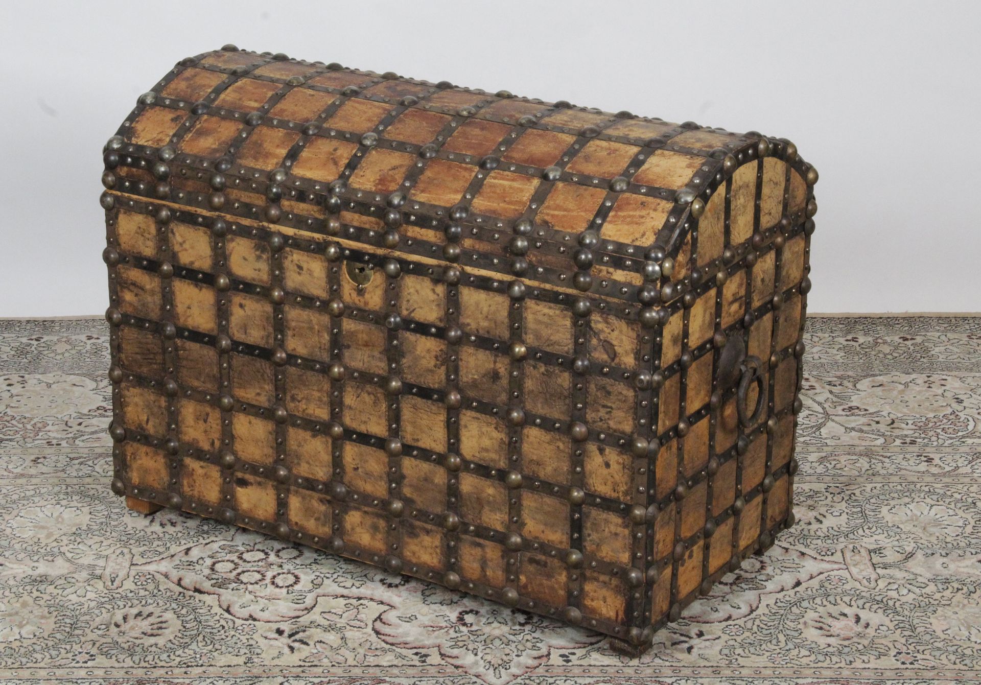 Null 旅行箱，带弧形皮盖和镶钉金属刀，有提手。

时期：19世纪末。

高：60 x 宽：80.5 x 深：42 厘米

(事故和小部件丢失)