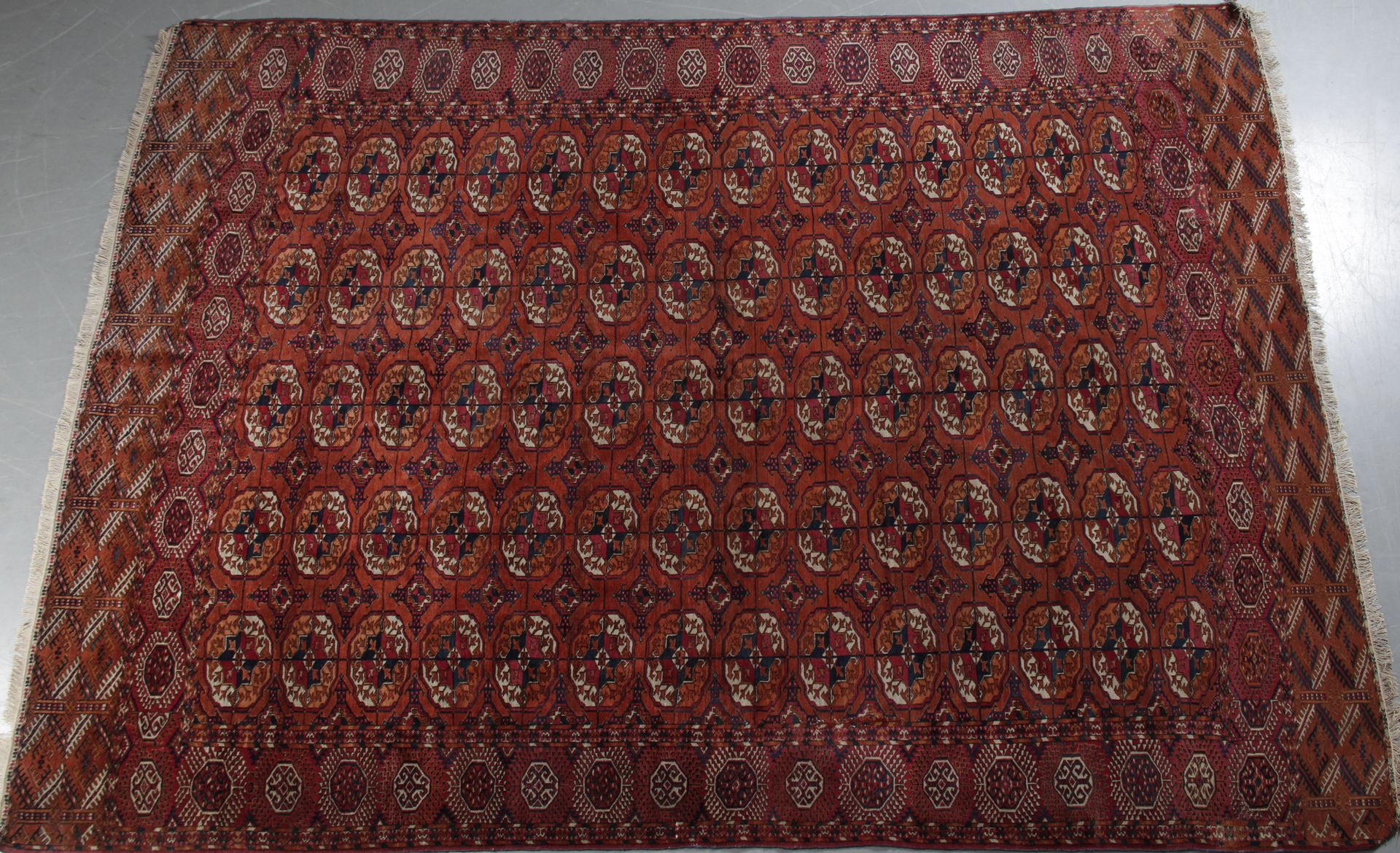 Null 1860/1870年左右，重要且非常古老的布哈拉（土库曼）Tekke。



技术特点 : 羊毛基础上的羊毛绒。



完整的地毯，状况非常好。


&hellip;