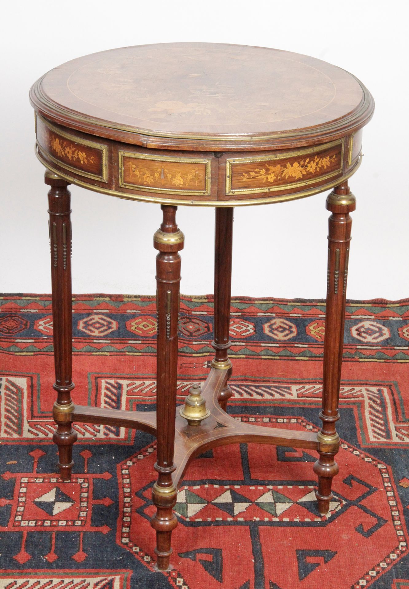 Null 一张路易十六风格的GUERIDON小桌，用木皮和镶嵌的立方体和叶子的卷轴和花朵。顶部有一个旋转系统，可以打开四个抽屉。它建立在四个锥形的、有凹槽的和有&hellip;