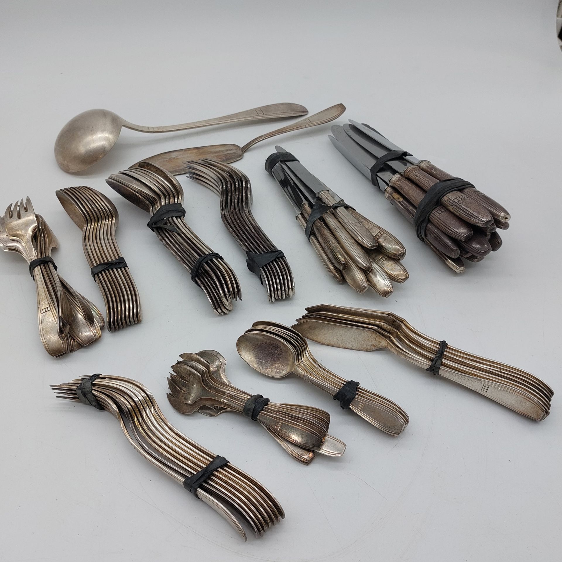 Null SILVER METAL 

Important set of cutlery - 97 pieces