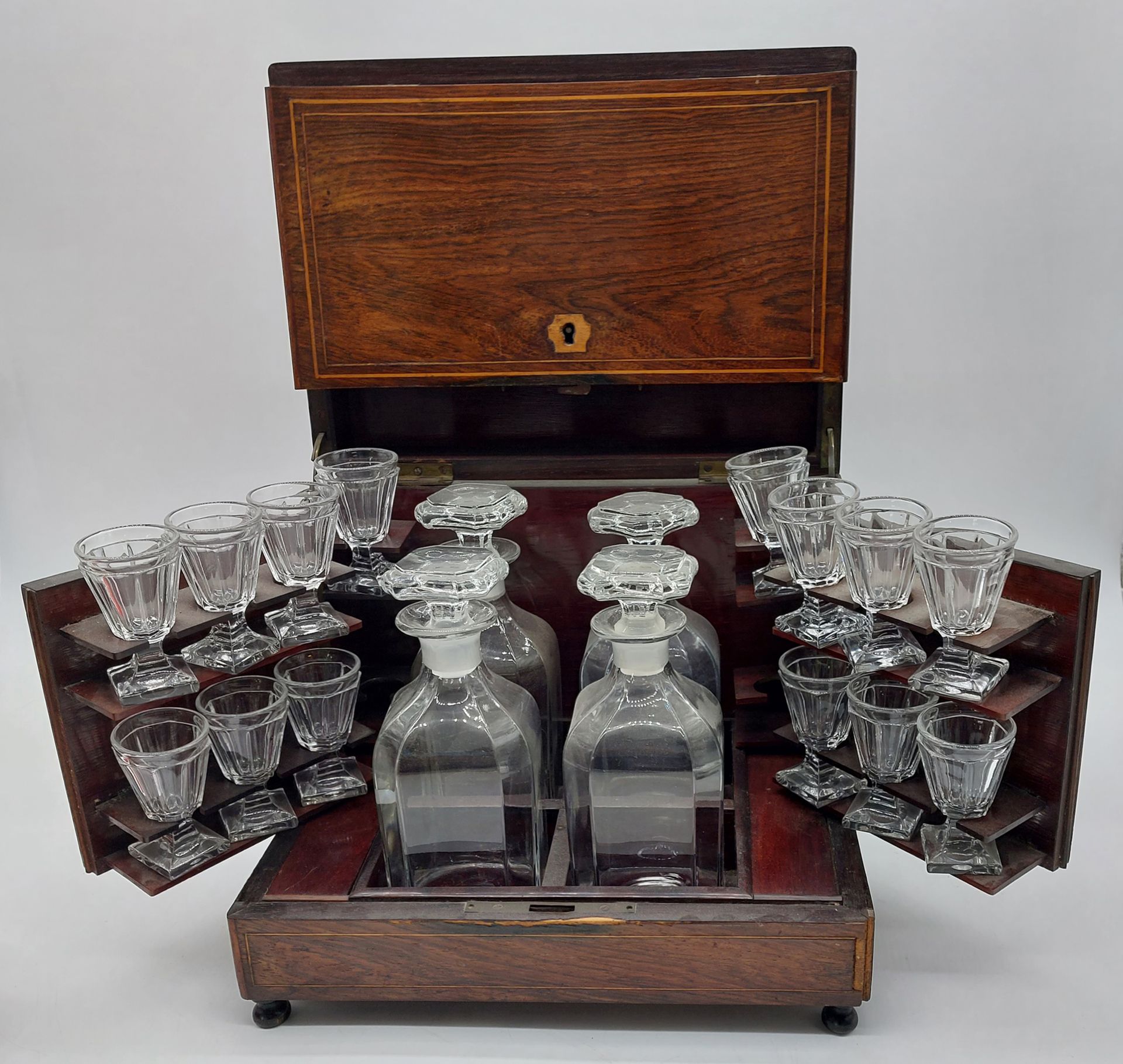Null LIQUEUR CELLAR in rosewood veneer

Napoleon III 

(three glasses missing, m&hellip;