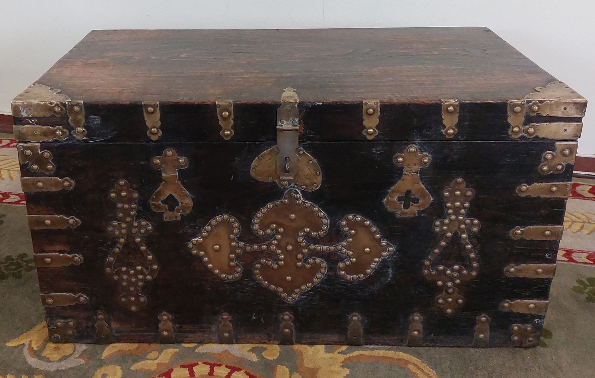 Null Wooden chest with studs 

End of the XIXth century 

Height : 40 cm ; Width&hellip;