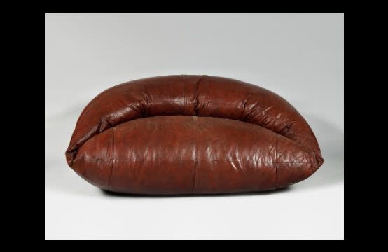 Null 拉斐尔-拉斐尔(1912-2000)

为奥诺雷之家

完全用老红色皮革覆盖的弧形沙发

磨损，污渍如故

高度：85厘米 - 宽度：175厘米 - &hellip;