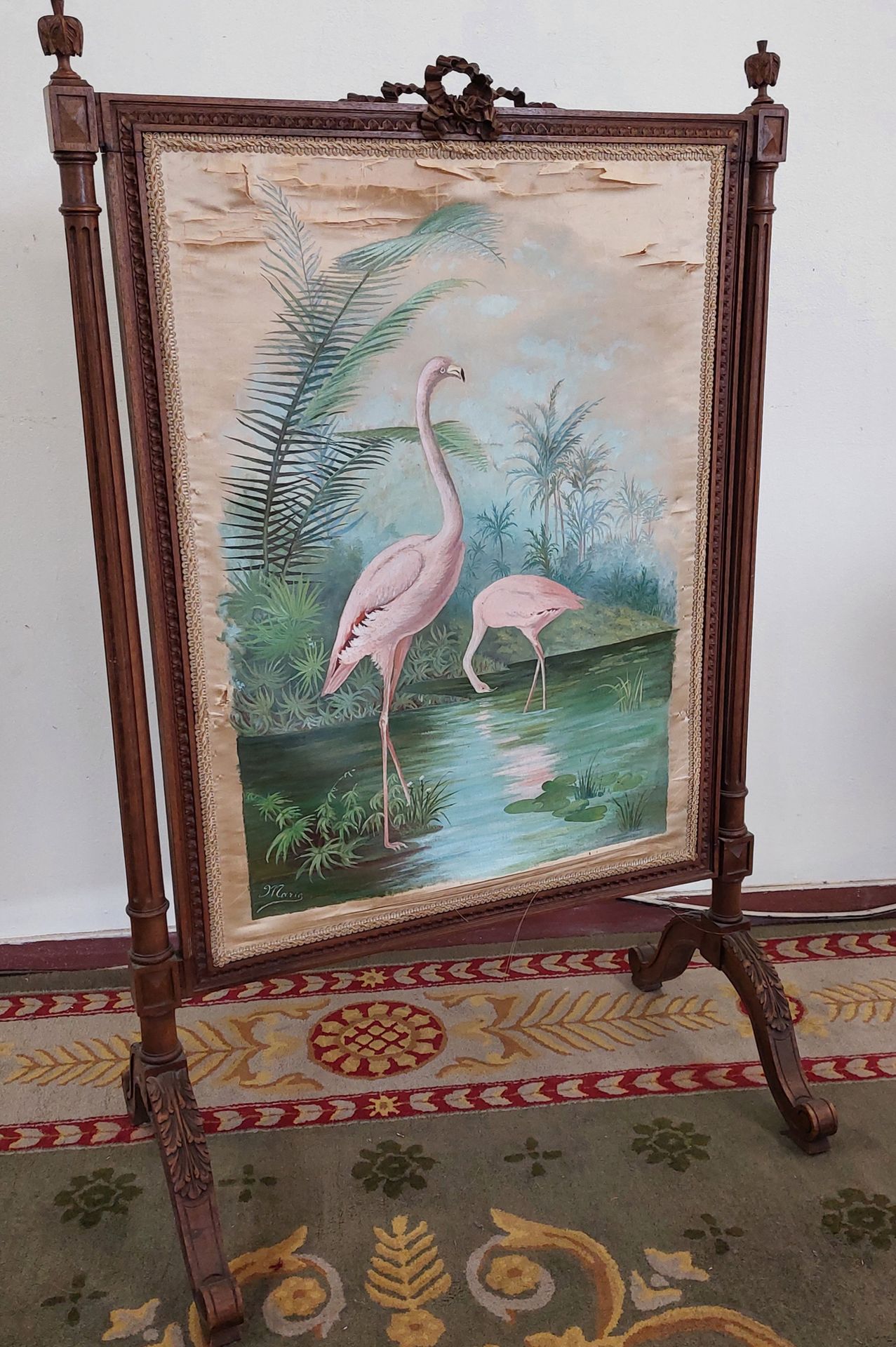 Null 雕刻的木制火炉屏风

路易十六风格

画在丝绸上的粉红色火烈鸟，署名玛丽

高：109厘米

(损坏的丝绸)