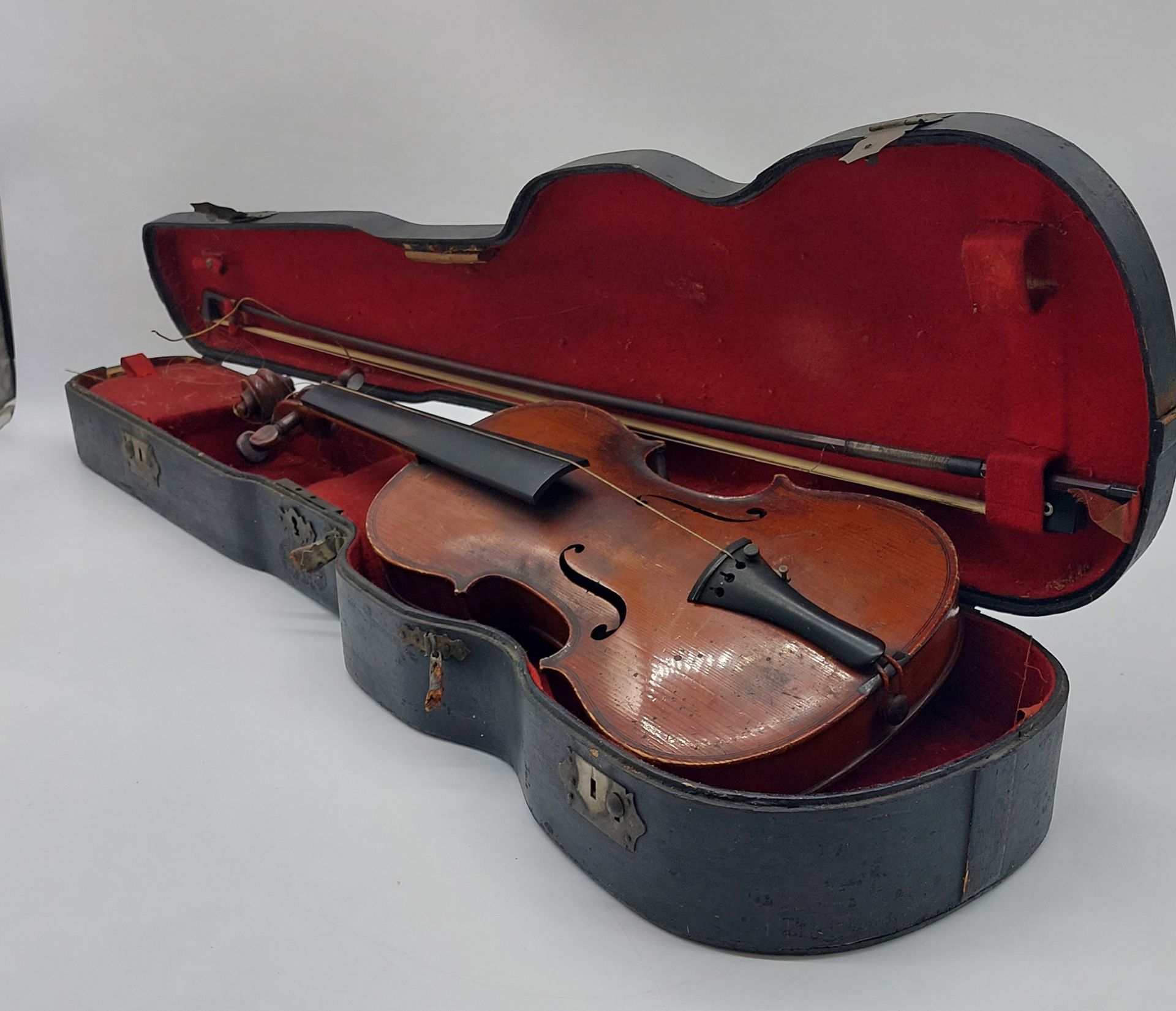 Null 签名为P. HEL LILLE的小提琴弓

长度：74厘米



附有一把印有 "Antonius Stradiuarius Cremonenfis,&hellip;