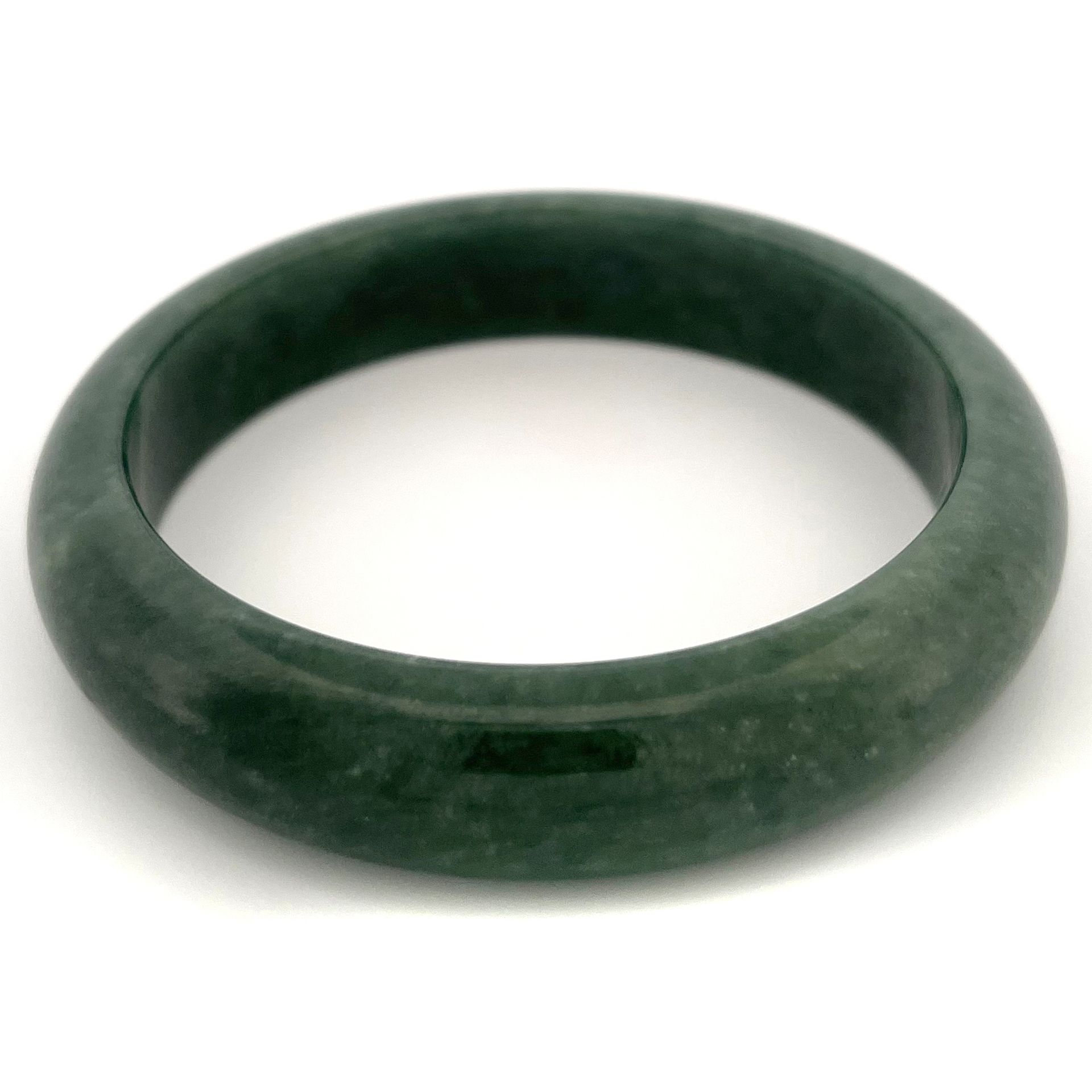 Null BRACELET JONC

in jade jadeite. 

Wrist size : 19 cm. 

Gross weight : 67.6&hellip;