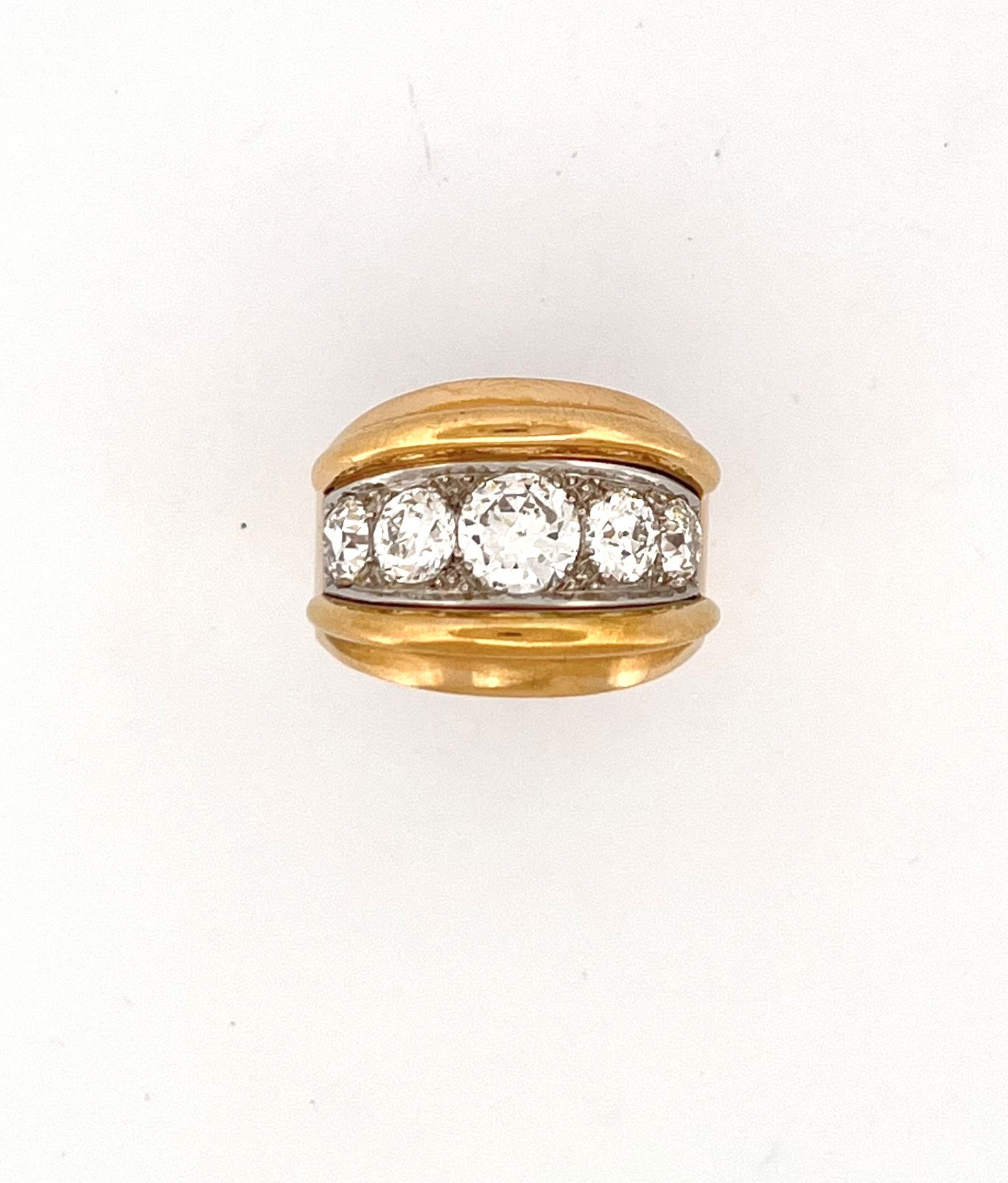 Null ANNÉES 1960

IMPORTANTE BAGUE

retenant une succession de 5 diamants taille&hellip;