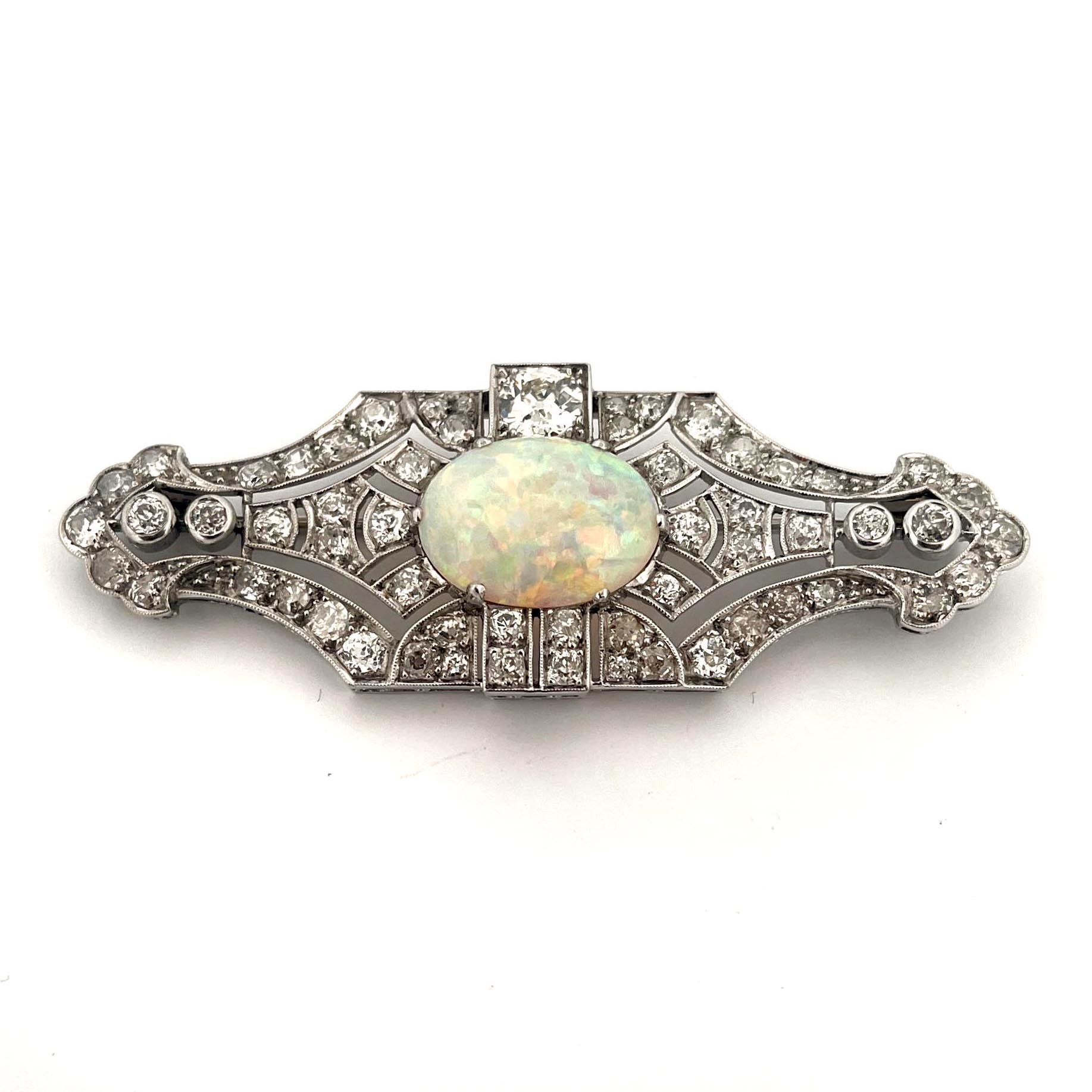 Null ART DÉCO 

BROCHE

ornée en son centre d'une opale de 5.70 carats environ d&hellip;