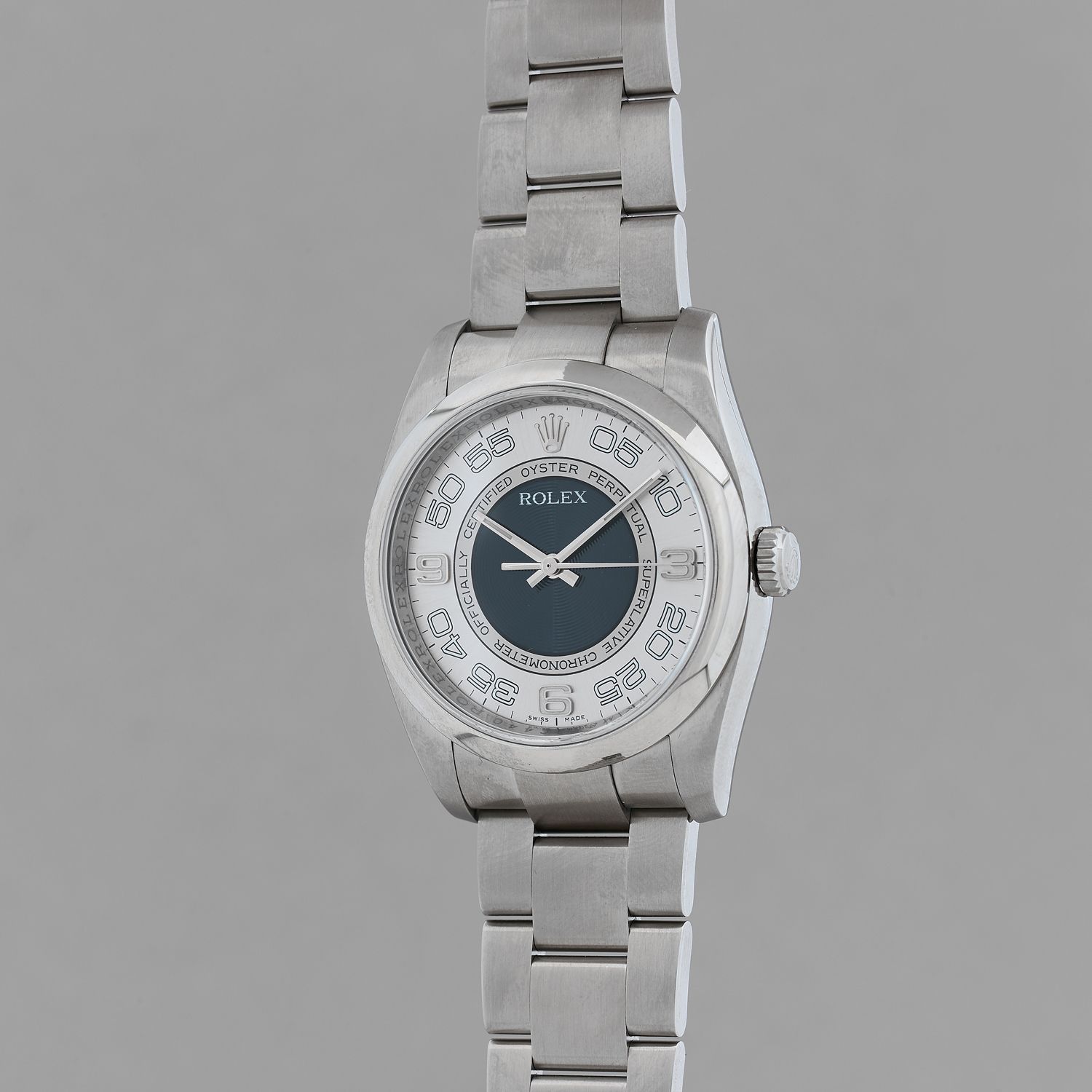 Null ROLEX

蚝式恒动。

编号：116000。

约：2011年。

钢制手镯手表。同心的蓝色和银灰色表盘，绘有阿拉伯数字。背面和表冠有视线，防水深&hellip;