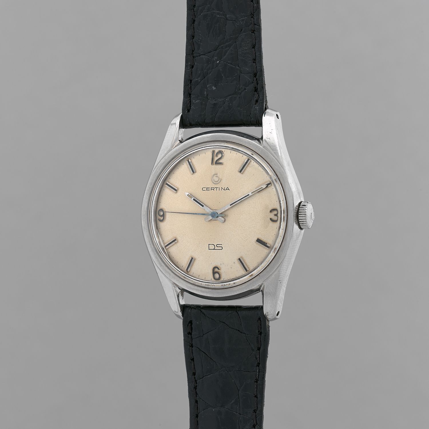 Null CERTINA

Ds.

约：1970年。

男士手表，圆形钢制表壳。

钢制表盘上有巴顿式时标和阿拉伯数字。中央秒针。有机玻璃玻璃。皮革表带。缠绕&hellip;