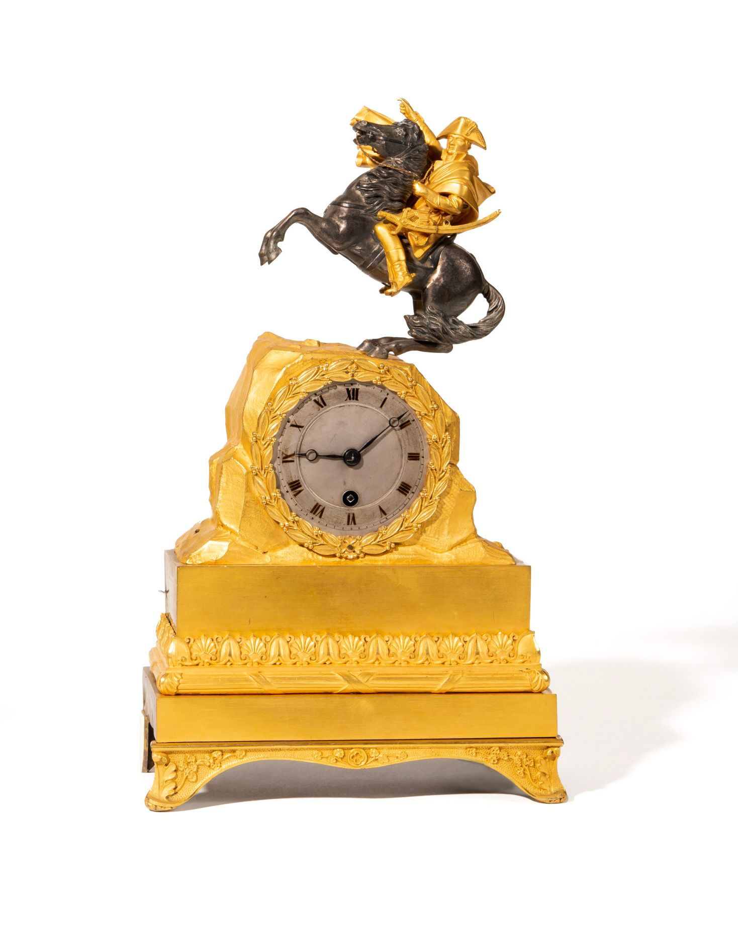 Null "波拿巴将军在大圣伯纳山口"。

鎏金青铜和银色的挂钟，上面有骑马的皇帝。

银色表盘上有罗马数字。

27 x 16 cm。

按原样。19世纪。