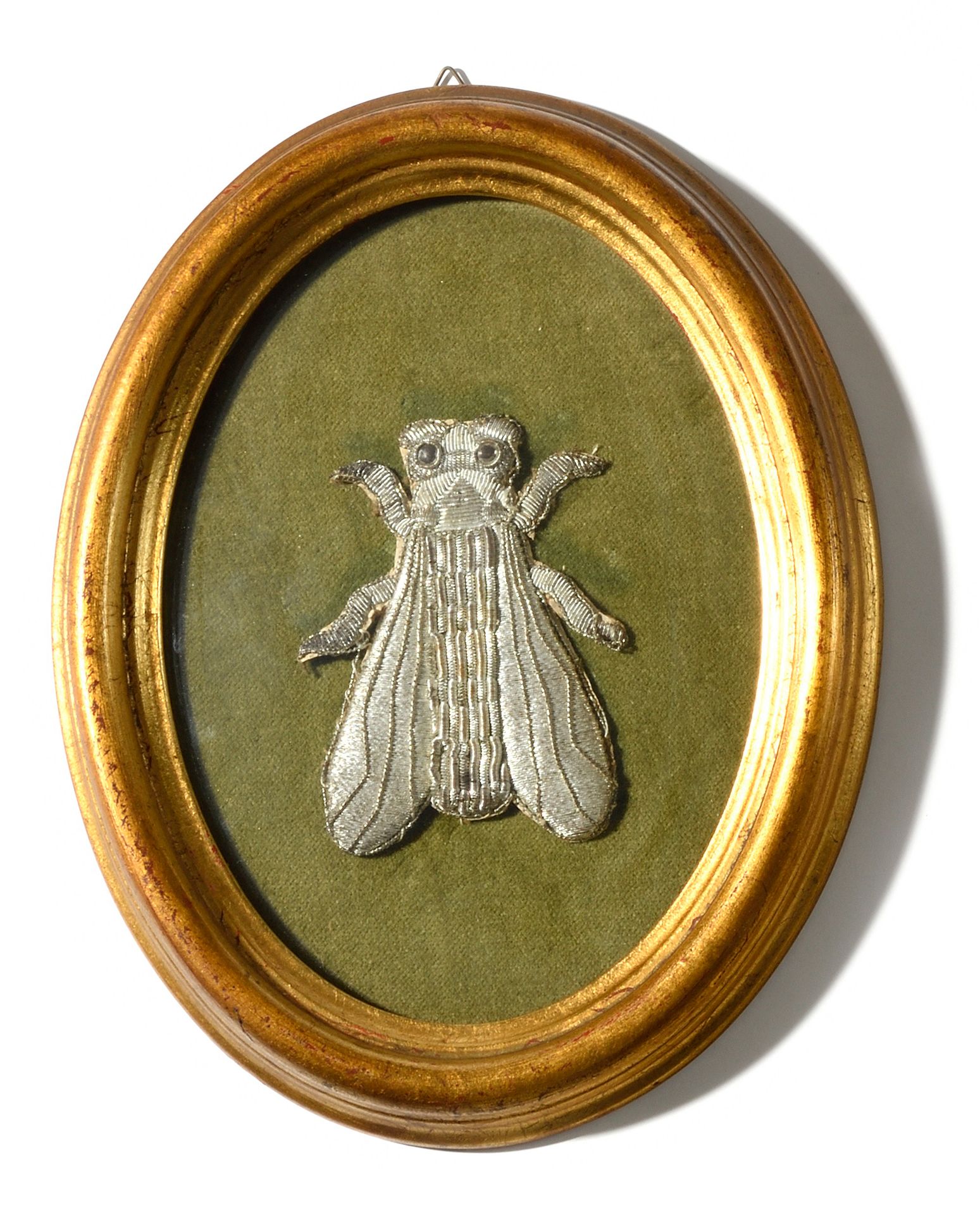 Null 面对蜜蜂

绣有银线和卡内蒂尔。

在玻璃下，以绿色天鹅绒为背景。

镀金的椭圆形框架。

9 x 6,5厘米。

B.E. 19世纪初。