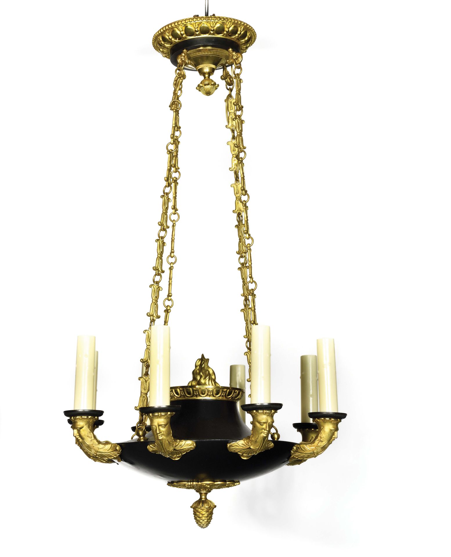 Null 古董灯吊灯

有八个镀金的青铜和镀金的金属板臂，装饰着大胡子的头。

19世纪前四分之一。

高度 : 70 cm - 直径 : 43 cm