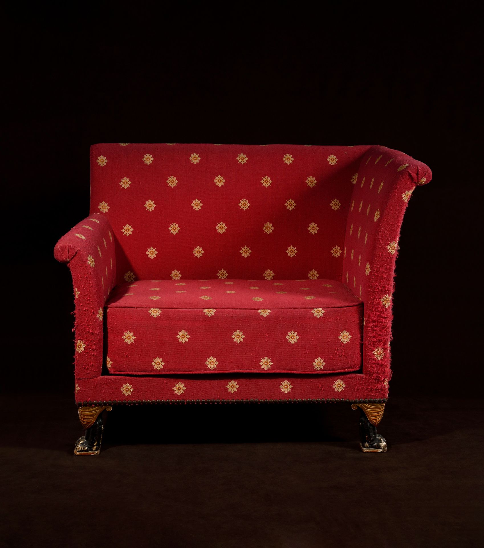 Null POMMIER

椅背和腰带都是用黑色抛光的木头和镀金装饰的，它搁在有棕榈花纹装饰的狮爪脚上。它用红色钢网标明：F1295，（在第一个帝国下面）。

&hellip;