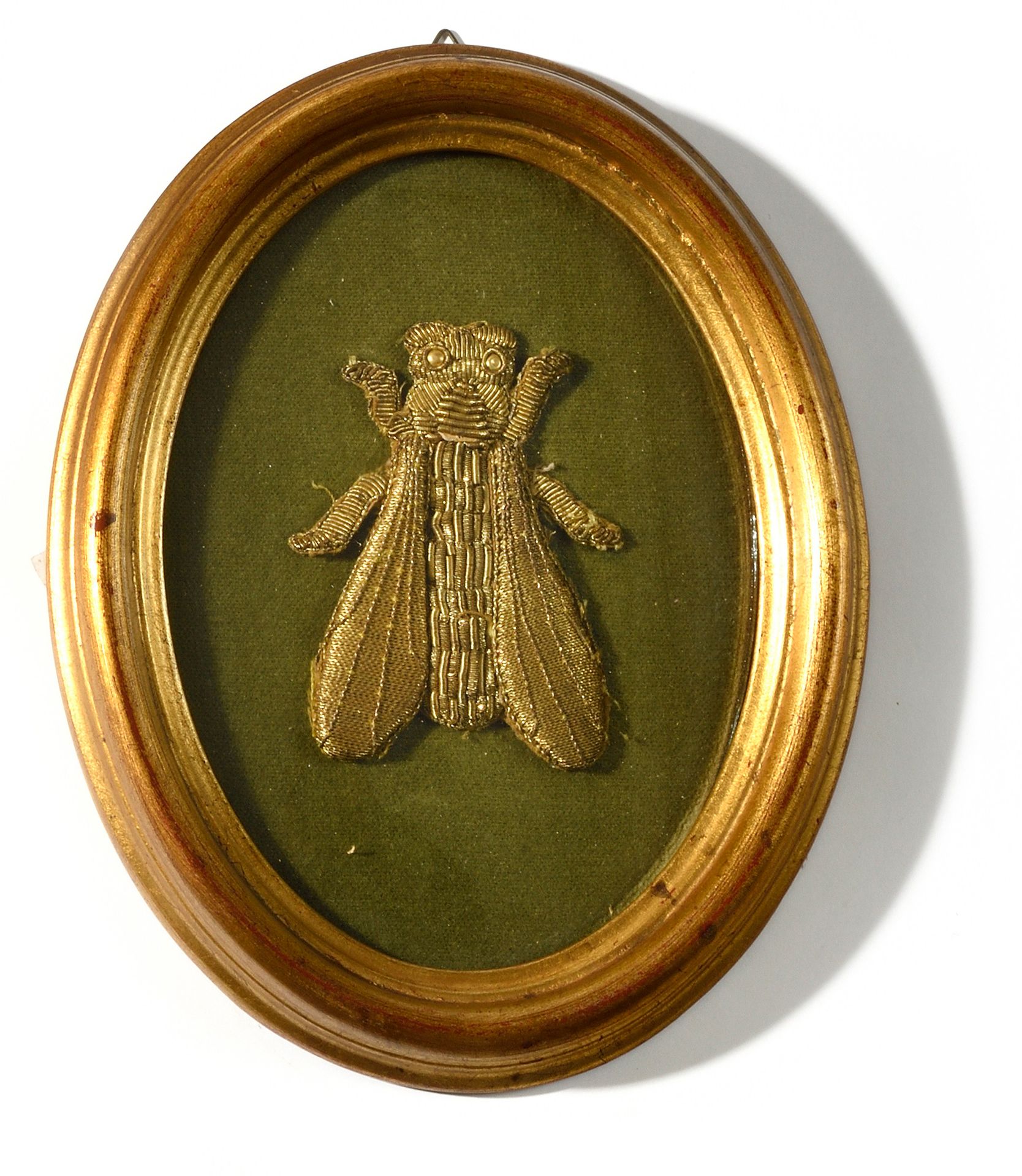 Null 面对蜜蜂

用金线和卡内蒂尔绣制的。

在玻璃下，以绿色天鹅绒为背景。

椭圆形的镀金木框。

9,5 x 7厘米。

B.E. 19世纪初。
