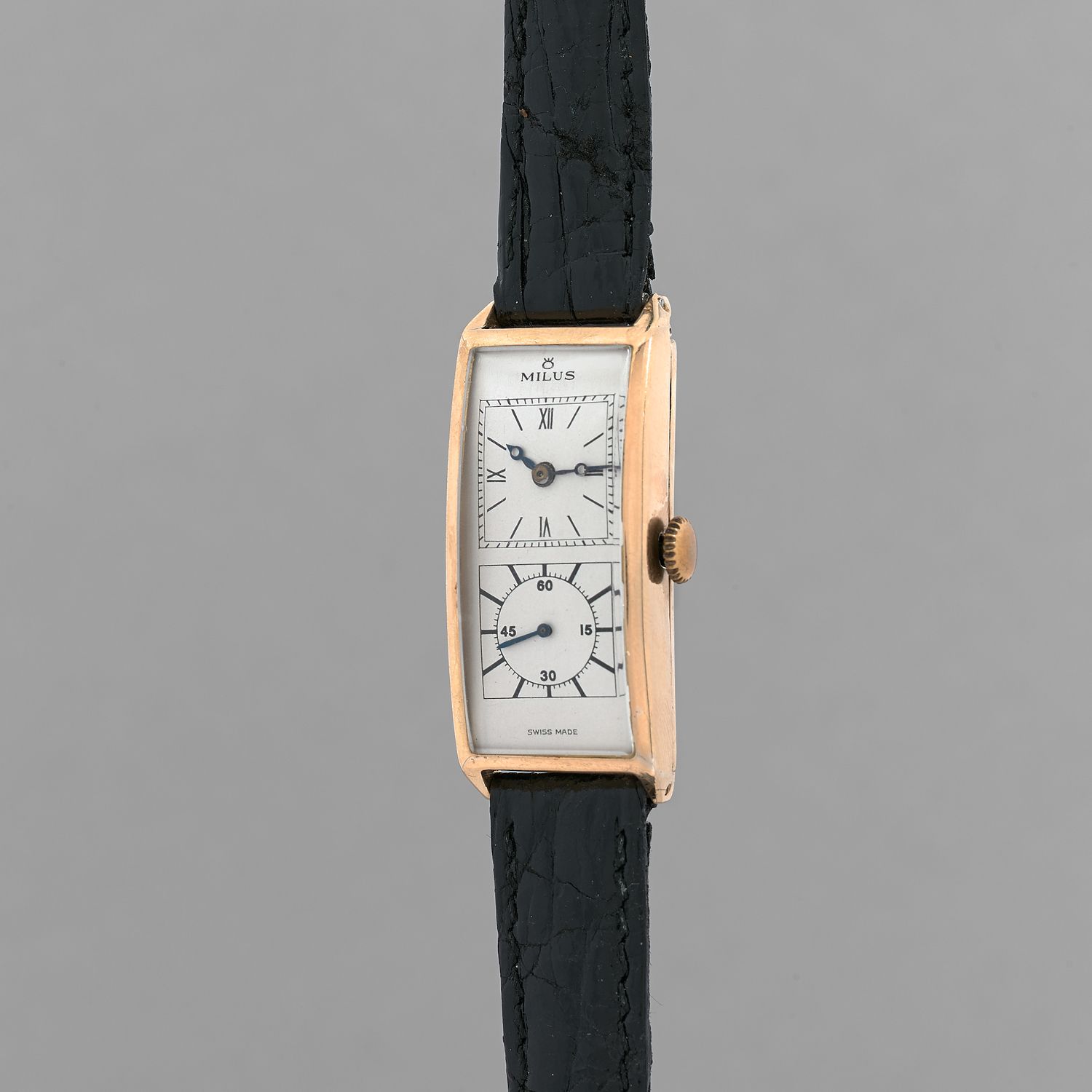 Null MILUS
Vers : 1910.
Montre bracelet en or jaune 750/100. Boîtier rectangle. &hellip;
