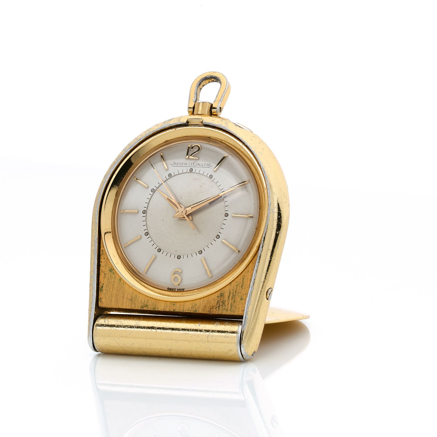 Null Jaeger-le Coultre 
旅游纪念品
约：1970年。
鎏金金属的小旅行闹钟。双色银色表盘，中央圆盘用于设置闹钟。蝙蝠形时标、太子妃式指针&hellip;