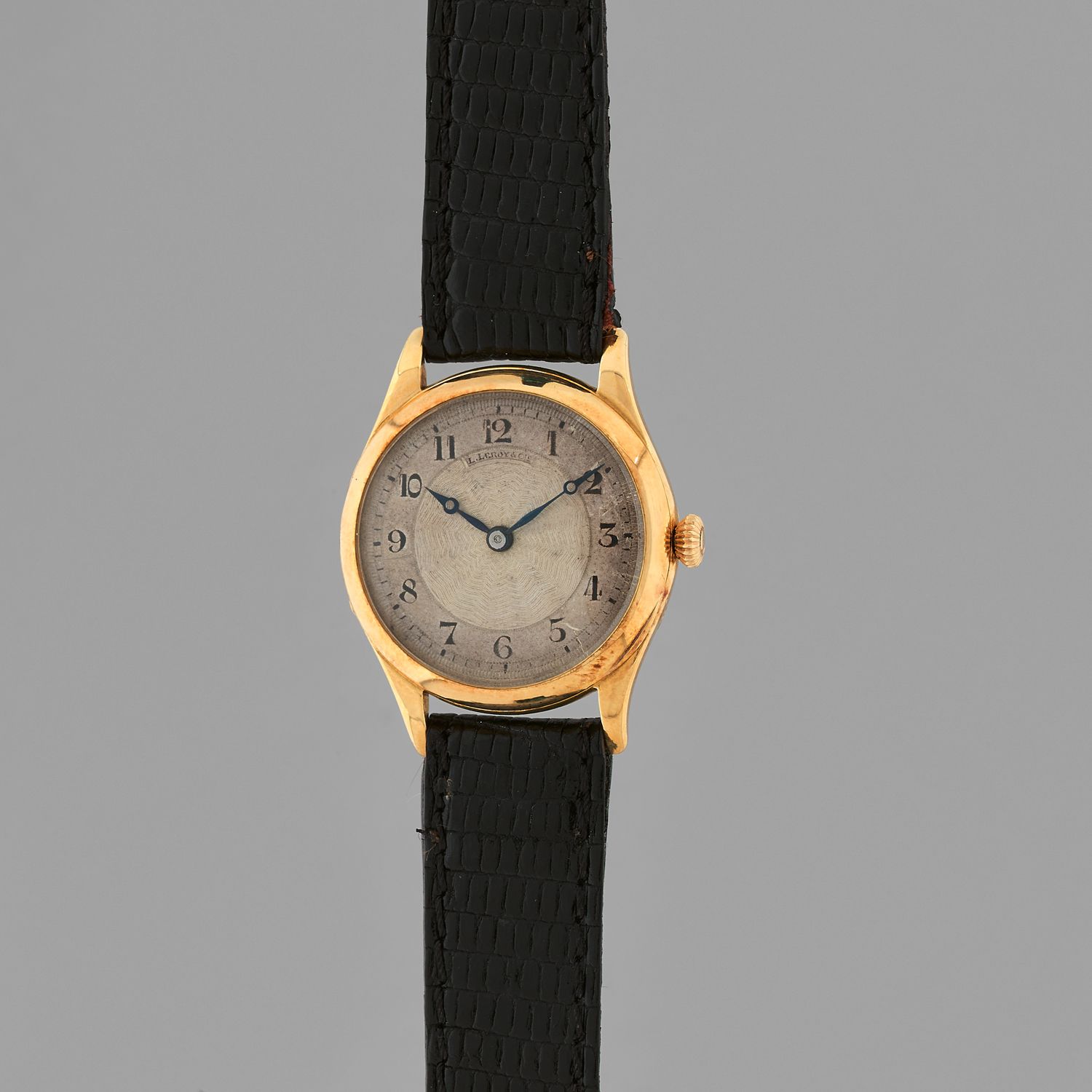 Null LEROY & Cie
Vers : 1920
Montre bracelet en or jaune 750/1000. Boîtier rond &hellip;