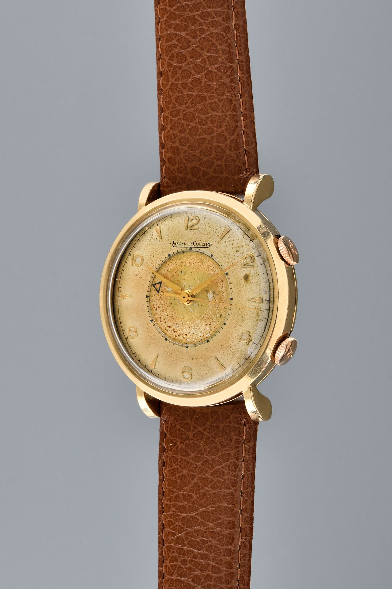 Null Jaeger Lecoultre
Memovox.
约：1960年。
黄色镀金腕表，黄色古铜色表盘，阿拉伯数字和指挥棒标记。手动上弦机械机芯，敲击声处&hellip;