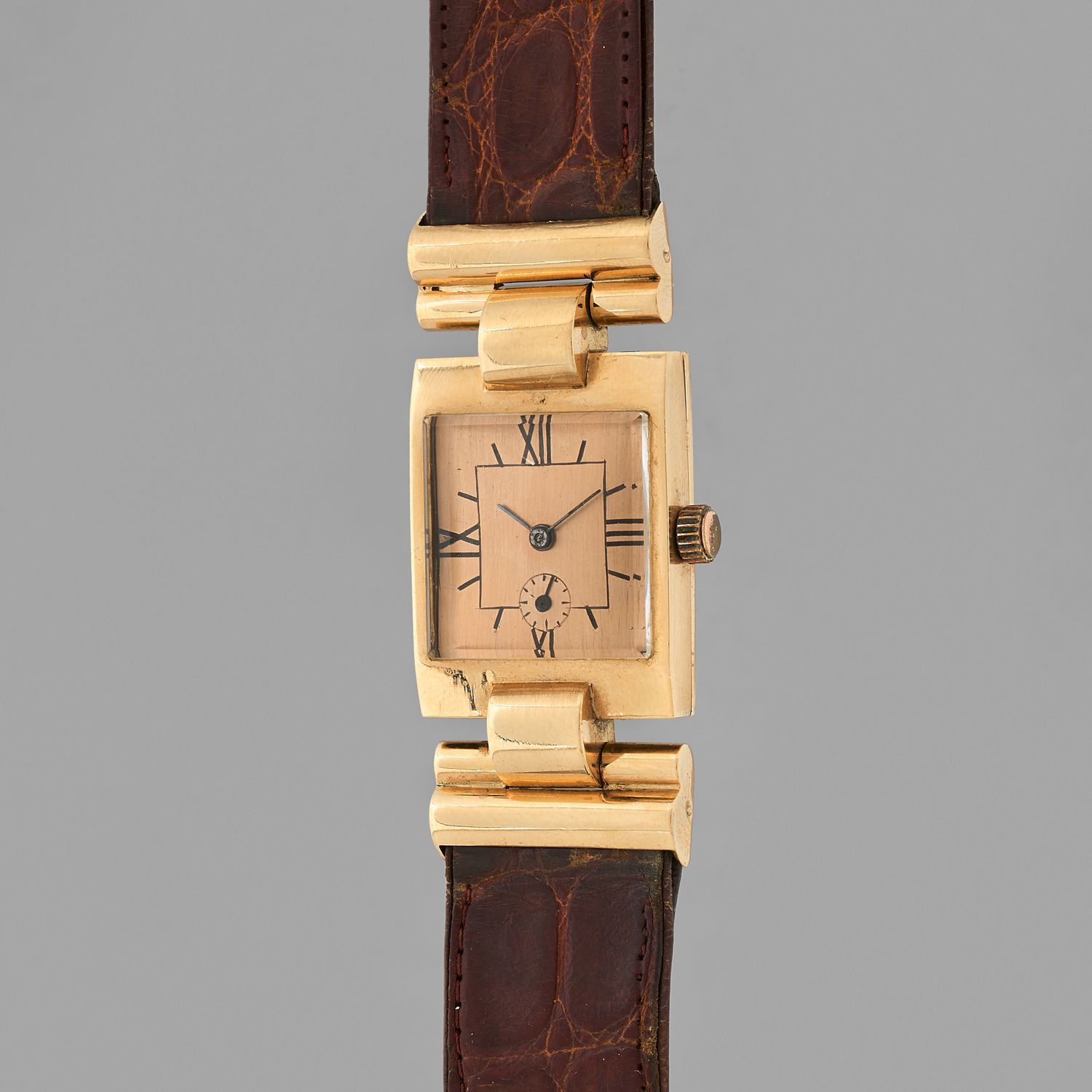Null 艺术装饰手表
约：1950年。
黄金750/1000腕表。长方形的箱子。铜制表盘，应用罗马数字，直指针和6点钟方向的秒针。机械机芯，手动上链。棕色皮革&hellip;