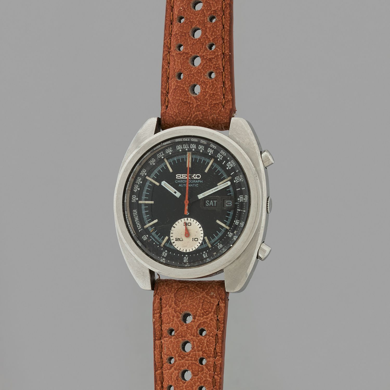 Null 精工

布鲁斯-李的自动计时码表。

编号：6139-6012

约1976年。

潜水员腕表，钢制。枕形表壳，光滑表圈，旋入式表冠和表背，两个按钮，&hellip;