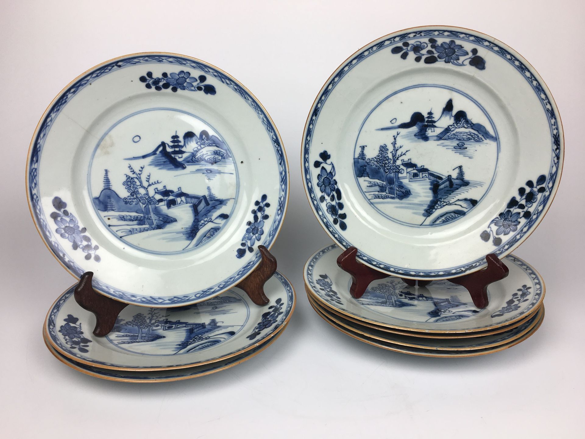 Null CHINE
Suite de 8 assiettes en porcelaine bleu et blanc à décor de paysage l&hellip;