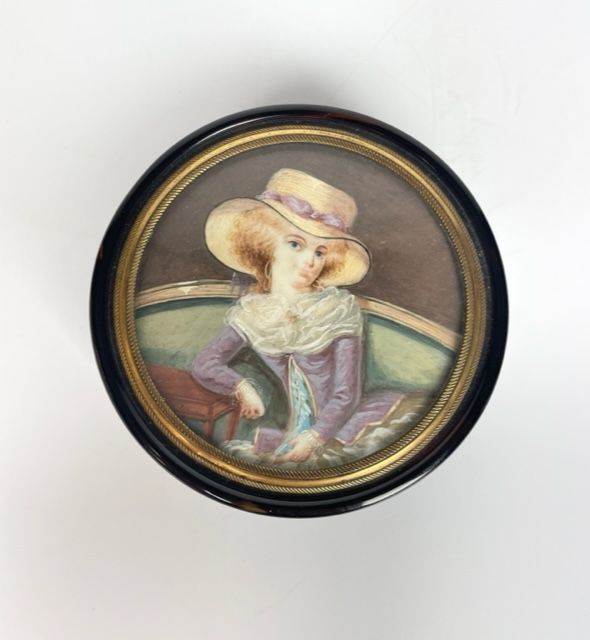 Null BOITE RONDE en écaille à décor d'une miniature représentant une jeune femme&hellip;