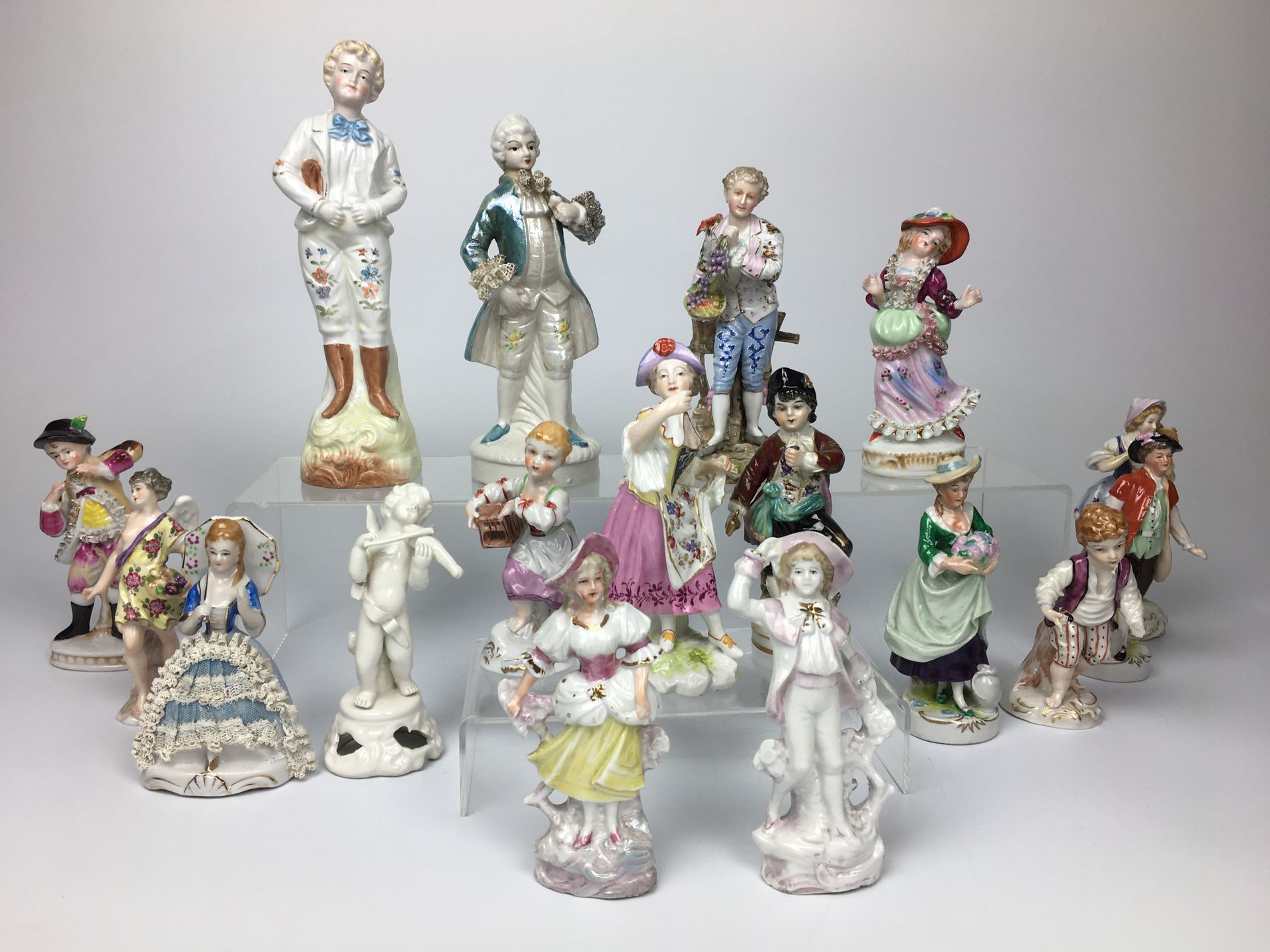 Null COLLECTION de 17 statuettes en porcelaine polychrome et émaillée à décor de&hellip;
