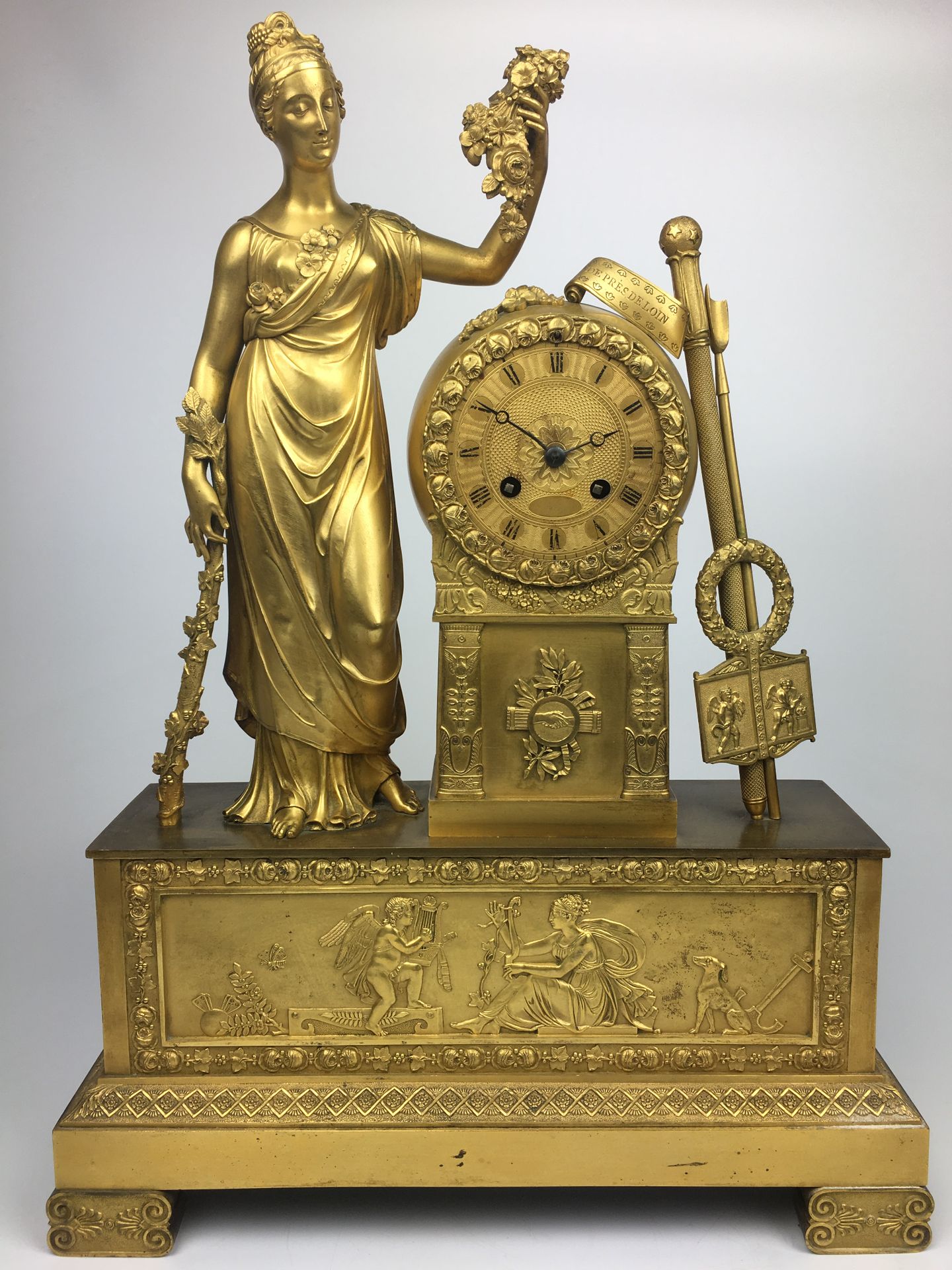 Null PENDULE en bronze doré et ciselé à décor d'une muse drapée à l'Antique acco&hellip;