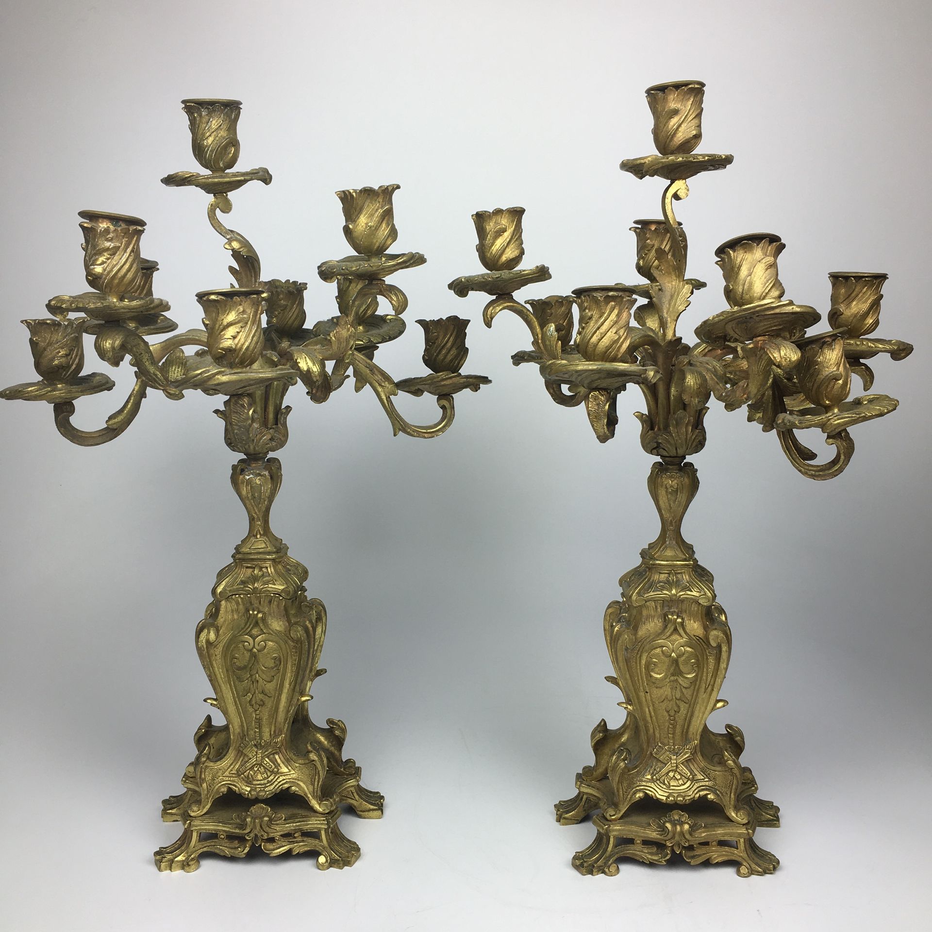 Null PAIRE DE CHANDELIERS en bronze doré à huit bras de lumières mouvementés 
(m&hellip;
