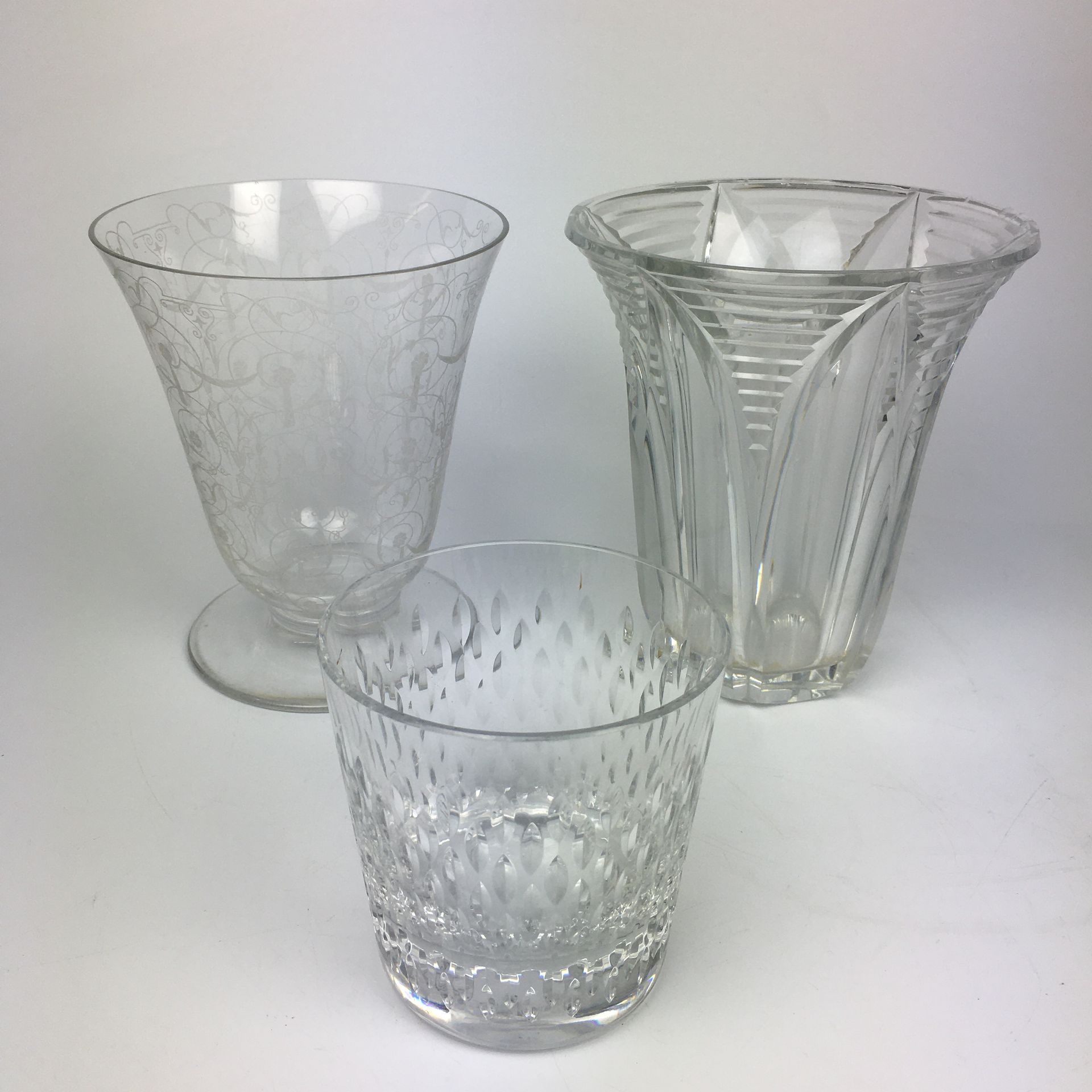 Null BACCARAT
Trois vases en cristal.
Haut : 18, 17.5 et 10.5 cm
(égrenures sur &hellip;