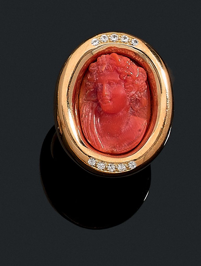 Null RING 

holding a coral cameo with a woman in profile. 18K yellow gold setti&hellip;