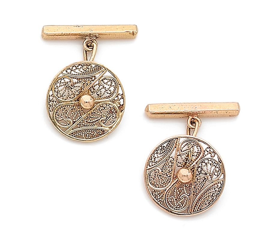 Null PAIR OF CUFFLINKS

holding a circular filigree pattern. Mounted in 18K yell&hellip;