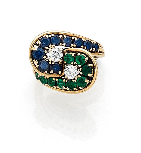 Null 戒指 

持有一个交织的设计，其中有一排祖母绿和一排蓝宝石，最后是一颗明亮式切割钻石。镶嵌在18K黄金中。 

TDD：46。 

毛重：7.30克。&hellip;