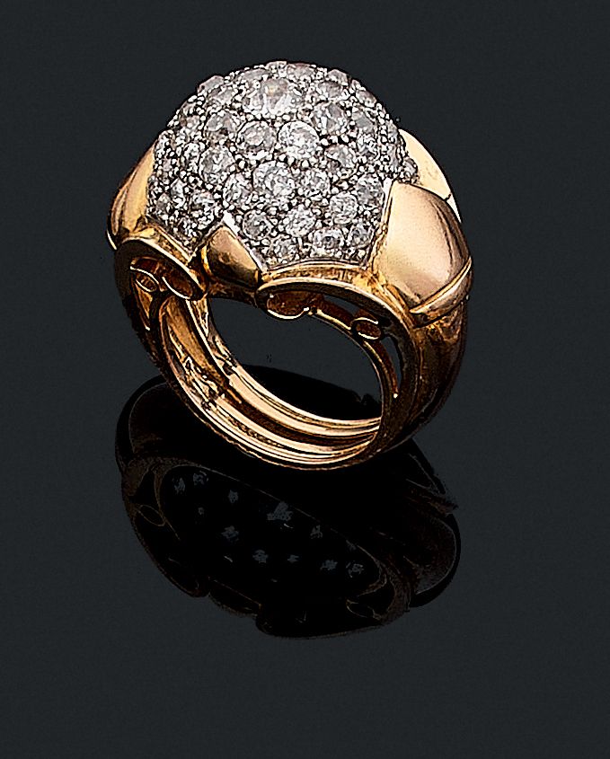 Null 1950'S

RING 

holding a dome paved with old-cut diamonds in a geometrical &hellip;