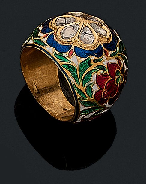 Null 戒指 

戒指中央镶嵌着玫瑰式切割的钻石花朵设计。镶嵌有白色、红色、黄色、绿色和蓝色的珐琅。镶嵌在18K黄金中。 

TDD：56。

毛重：8.84&hellip;