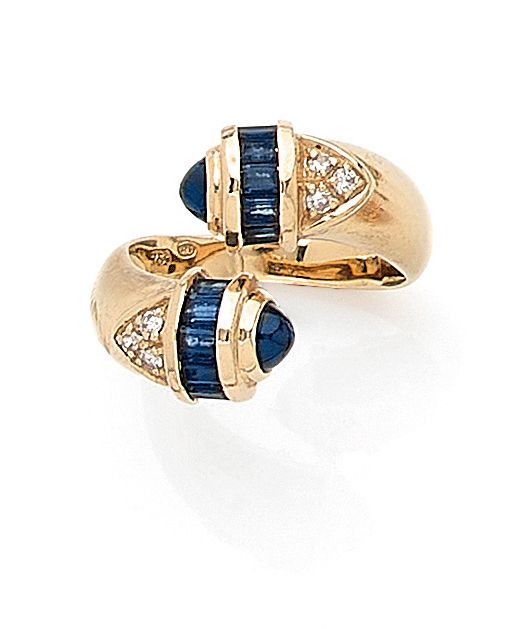 Null 戒指 

抱着一个你和我，有一排校准的蓝宝石，由6颗明亮式切割钻石支撑，最后是一颗凸圆形蓝宝石。镶嵌在18K黄金中。法国的工作。 

TDD : 54&hellip;