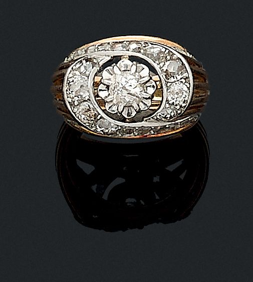 Null 戒指

镶嵌着一颗老式切割的钻石，周围是线性的玫瑰切割钻石。镶嵌在18K黄金和铂金中。法国的工作。 

TDD : 47. 

毛重：8.66克。 
&hellip;