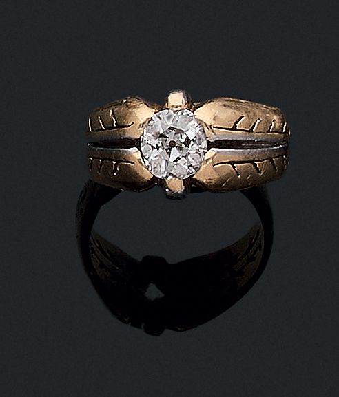Null 戒指 

持有一颗0.90克拉的老式切割钻石。镶嵌在18K黄金中。 

TDD : 49. 

毛重：7.27克。 



一枚钻石和黄金戒指。