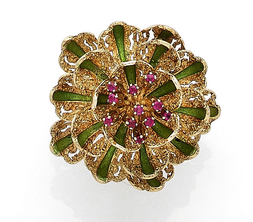Null 戒指 

拿着一个用绿色珐琅和红宝石点缀的花朵设计。镶嵌在18K黄金中。法国的工作。 

TDD : 59.

毛重：22.64克。 



一枚珐琅&hellip;
