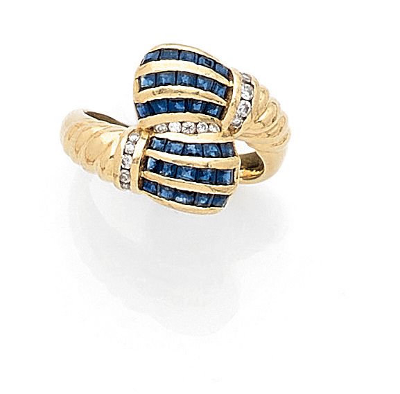 Null 戒指 

握着两个扭曲的链接，装饰着三行校准的蓝宝石和明亮式切割的钻石（和一个白色石头）。镶嵌在18K黄金中。 

TDD：53。

毛重：6.05克&hellip;