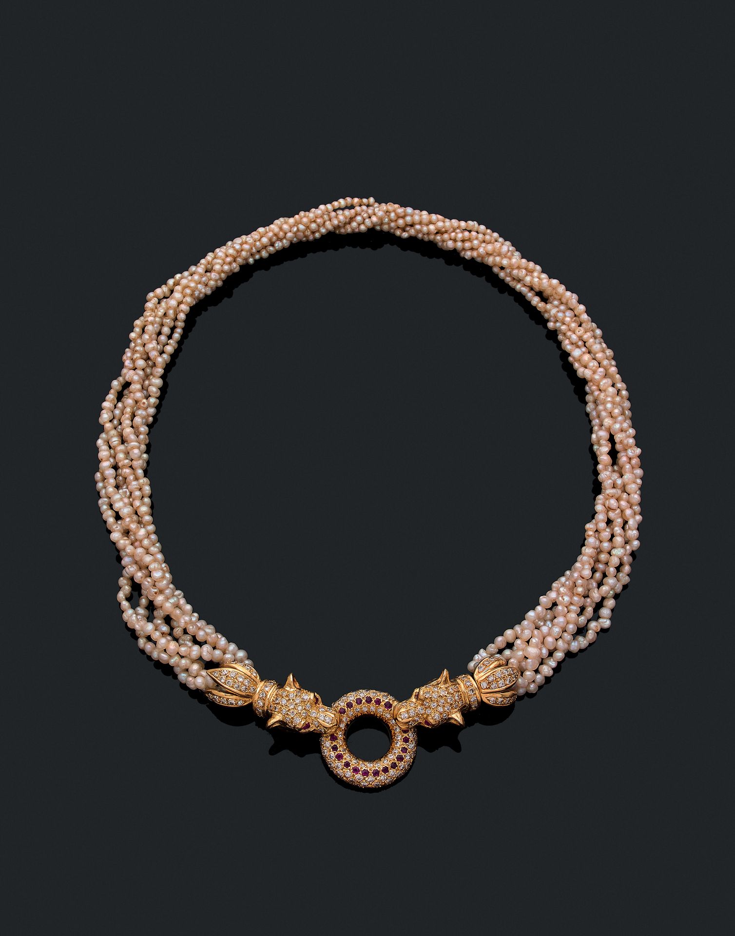 Null 项链

饰有两个豹头，由一个铺有明亮式切割钻石和红宝石的戒指连接，上面有6排白珍珠（未经测试）。镶嵌在18K黄金中。

长度：42厘米。

毛重：55&hellip;