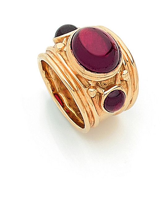 Null RING 

holding three cabochons of garnets on a setting godronnée. 18K yello&hellip;
